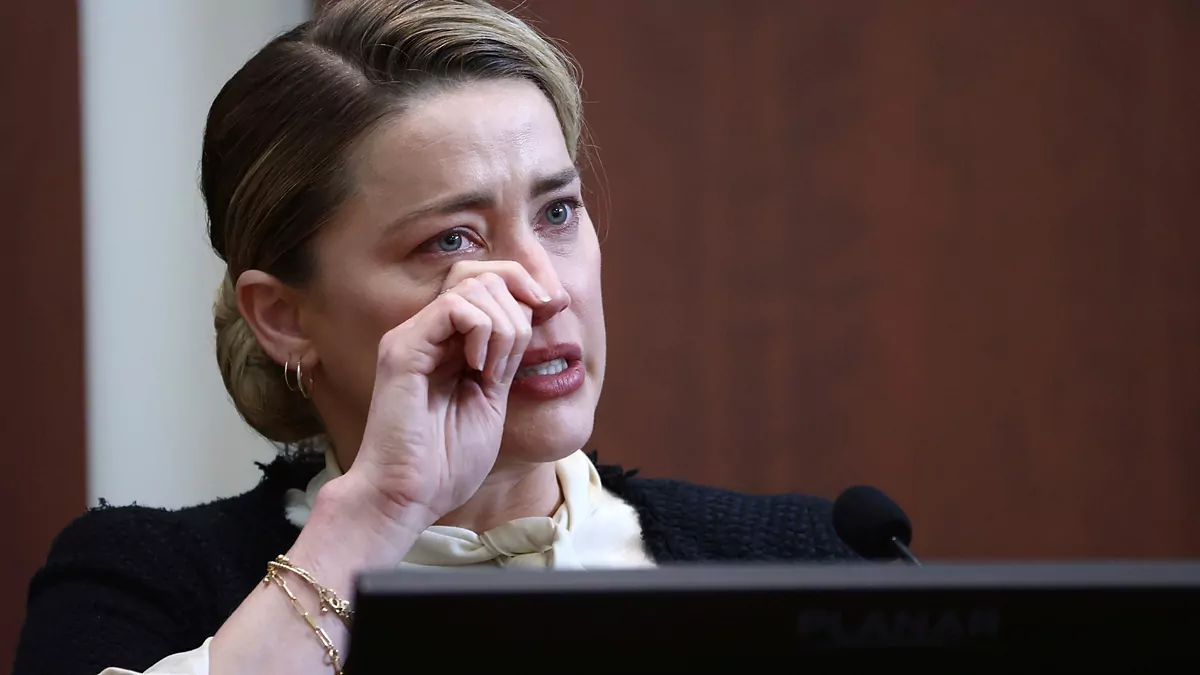 Amber Heard threatened someone to lie under oath