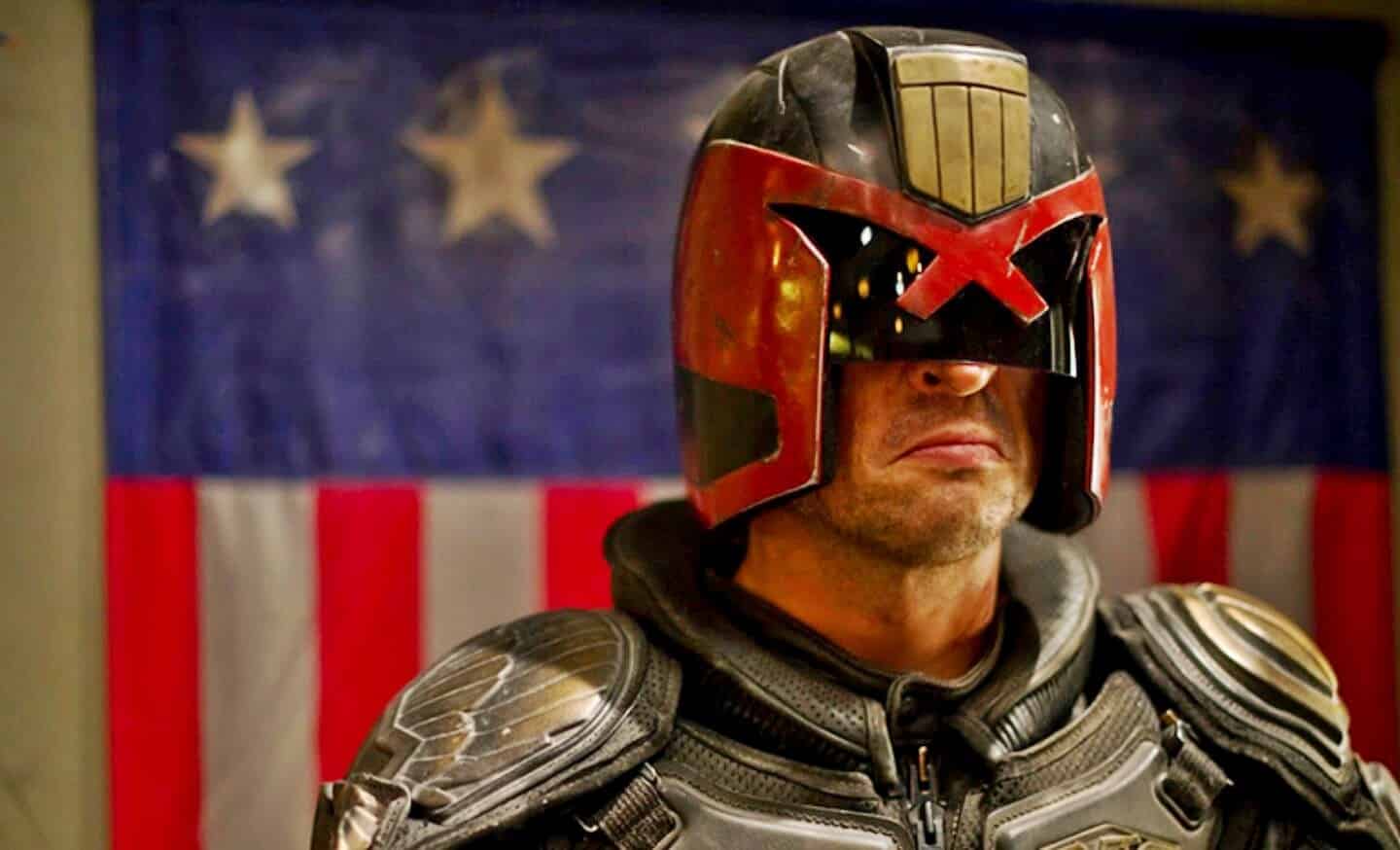 Karl Urban as Judge Dredd in Dredd (2012).